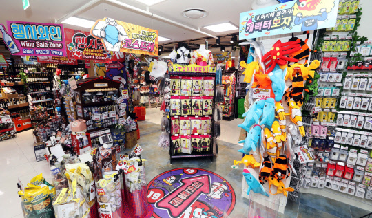 27일 서울 삼성동 스타필드 코엑스몰에 들어선 이마트의 종합잡화점 '삐에로쑈핑' 내부 <이마트 제공>